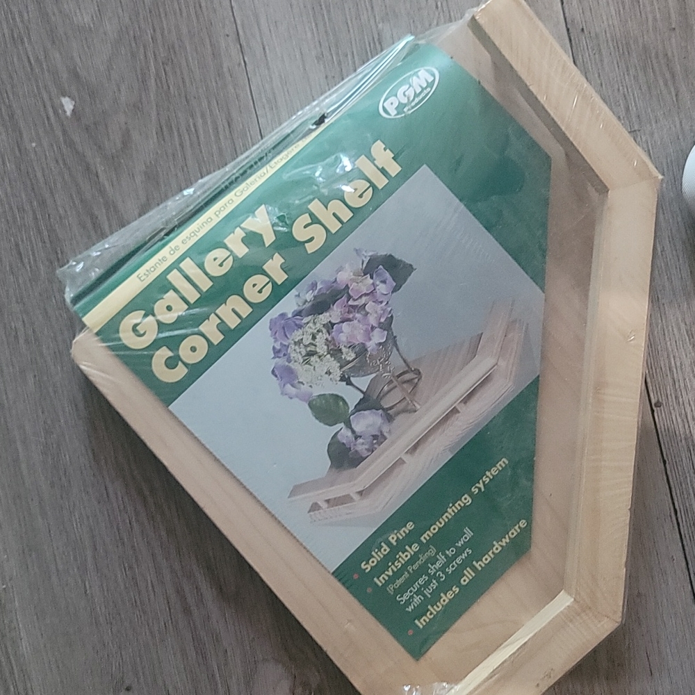 Gallery corner shelf